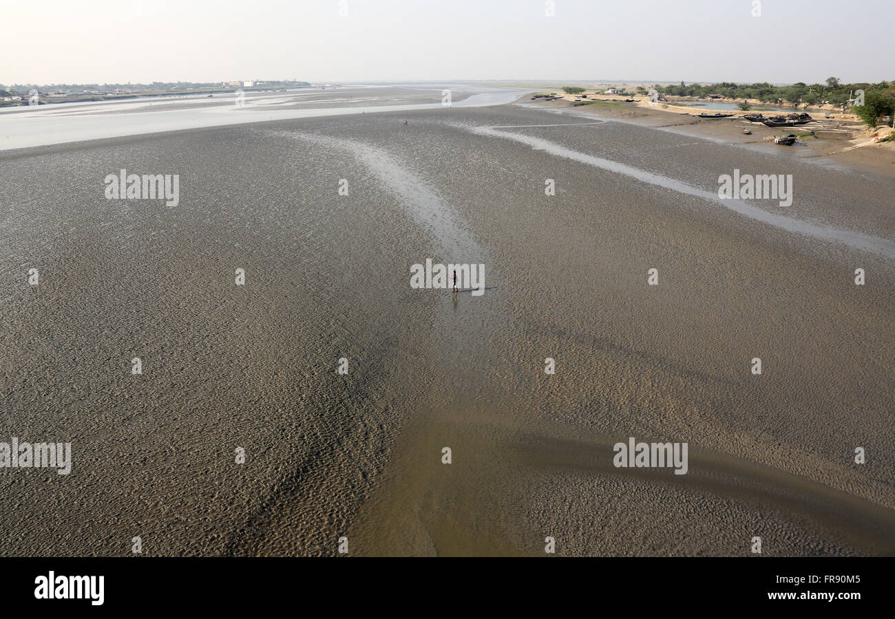 Schlammbeete auf dem Fluss Matla bei Ebbe das Wasser in der Canning Town, Indien Stockfoto