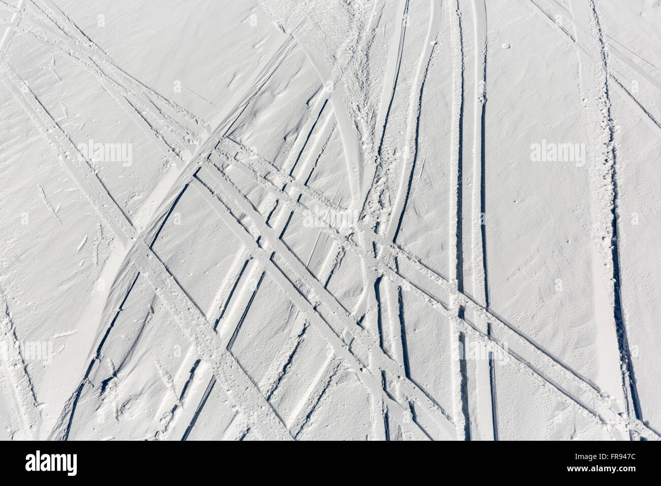 Eine Luftaufnahme der Off-Piste Skihang in einem Berg in der Nähe von einem Skigebiet sind Loipen entnommen. Stockfoto