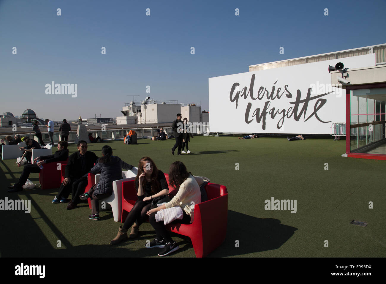 Touristen auf der Terrasse der Galeries Lafayette in Paris Frankreich im Winter Stockfoto