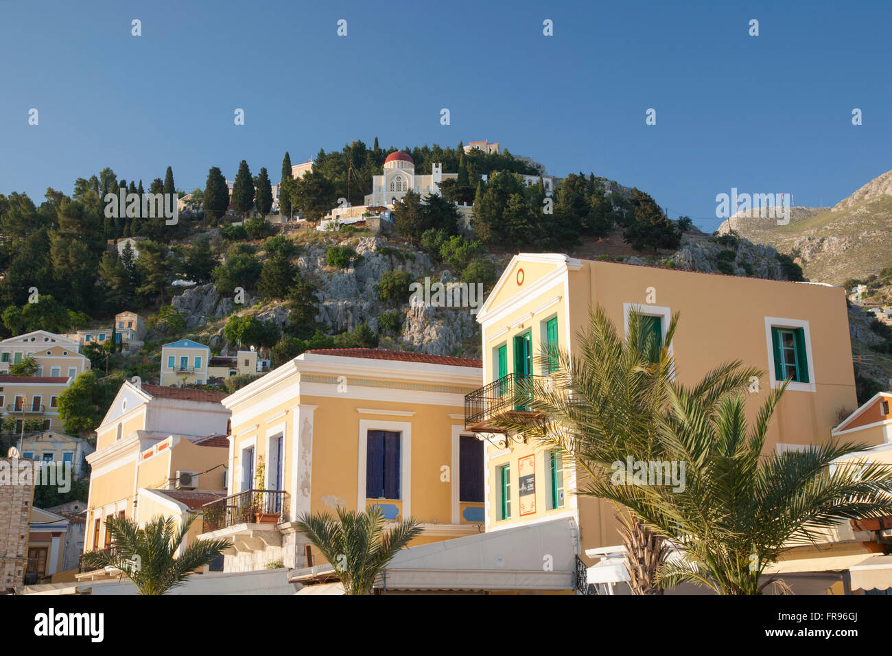 Gialos, Symi, südliche Ägäis, Griechenland. Farbenfrohe Gebäude direkt am Wasser. Stockfoto