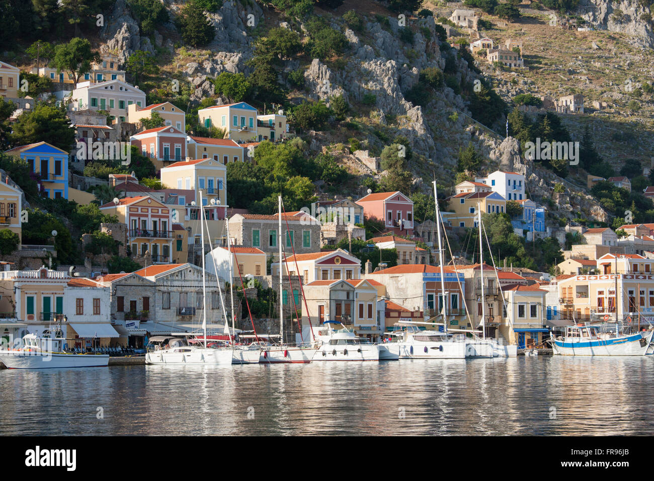 Gialos, Symi, südliche Ägäis, Griechenland. Blick über die farbenfrohen Hafen. Stockfoto