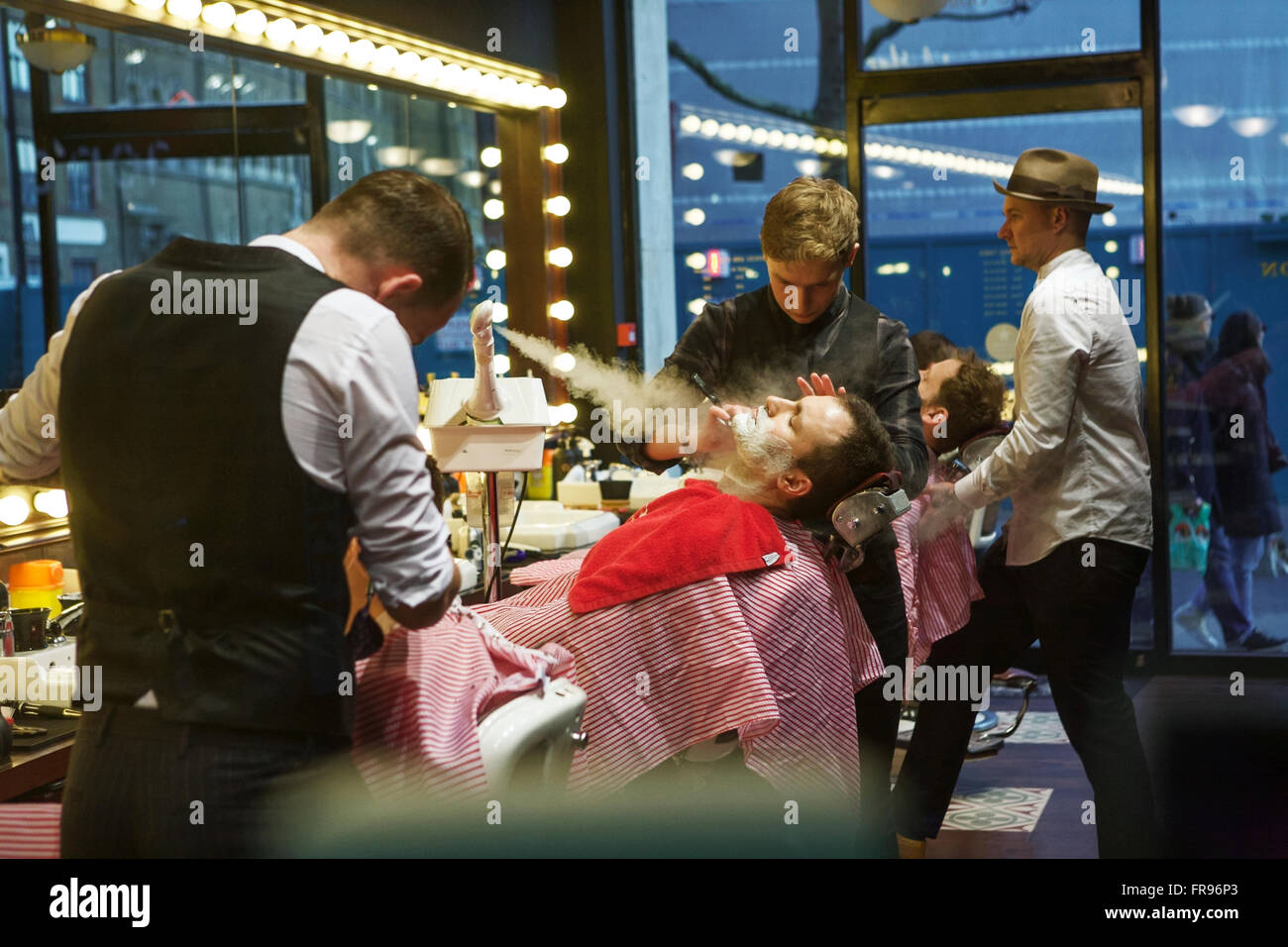 Barbiere shop Nassrasur mit Rasiermesser Kehle London UK. Stockfoto