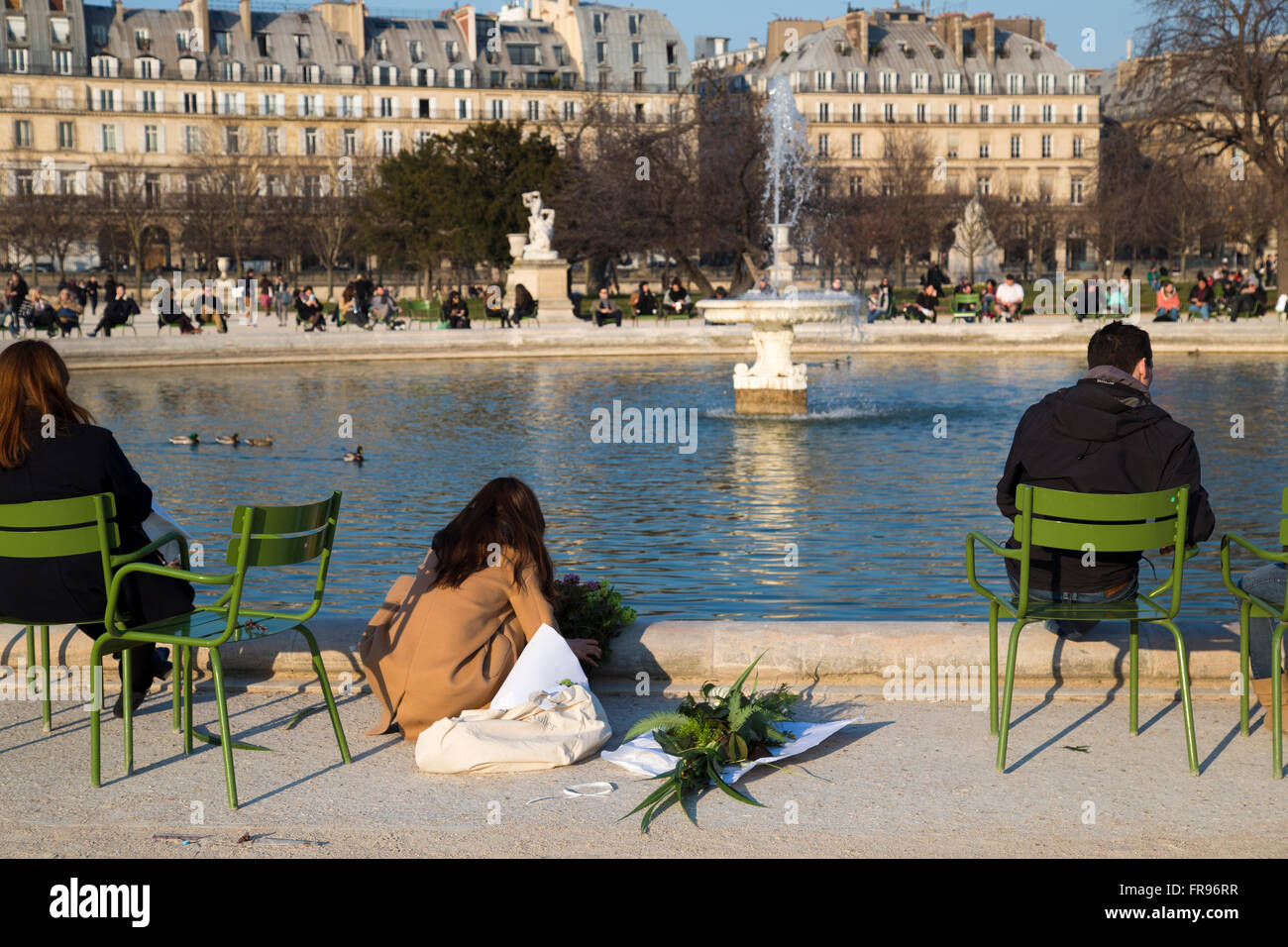 Parisern im Winter zum Entspannen in der Jardin des Tuileries in Paris, Frankreich Stockfoto