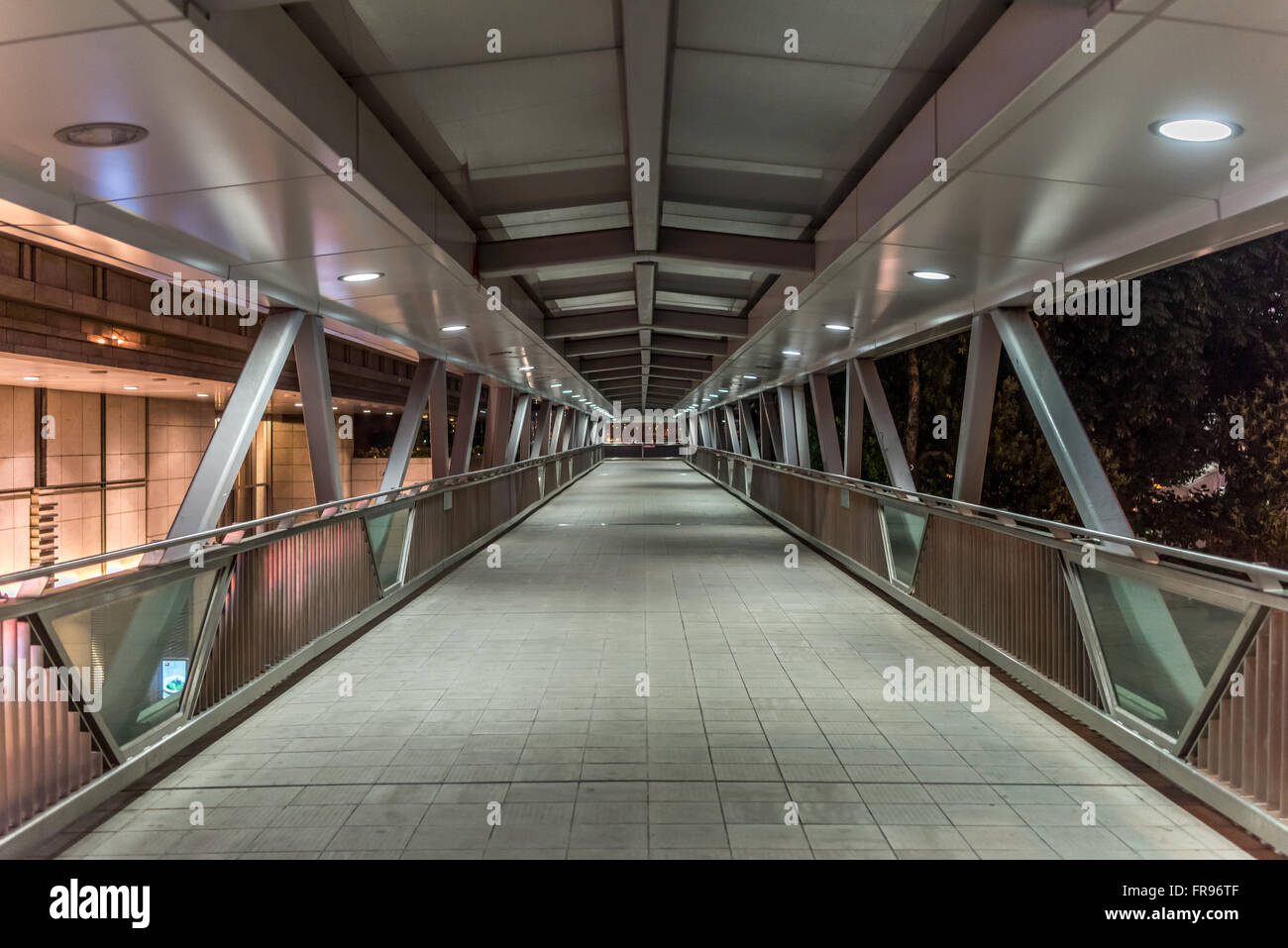 Leere Brücke erschossen in der Nacht Stockfoto