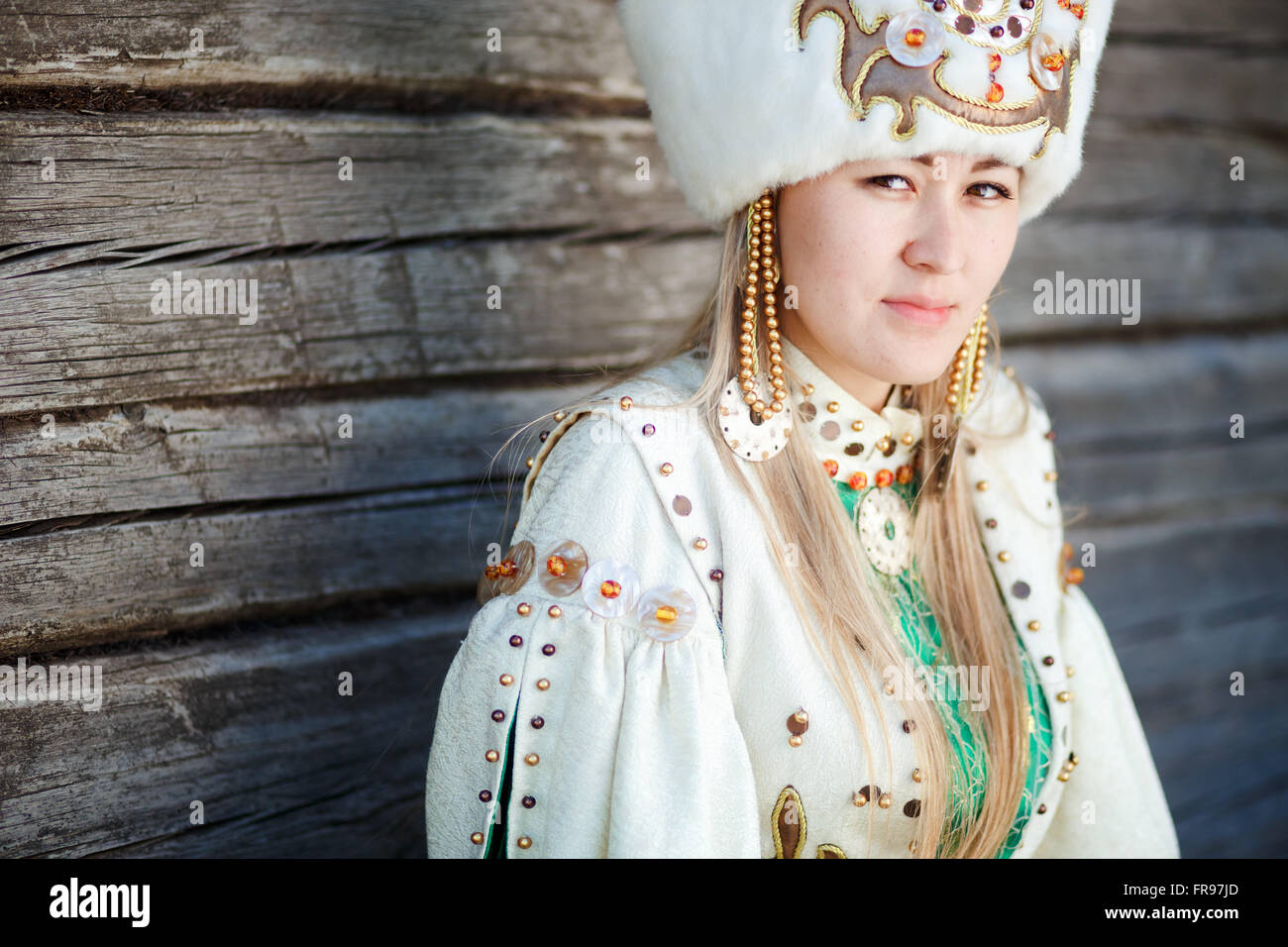 Porträt einer jungen Frau in traditioneller Kleidung. Stockfoto