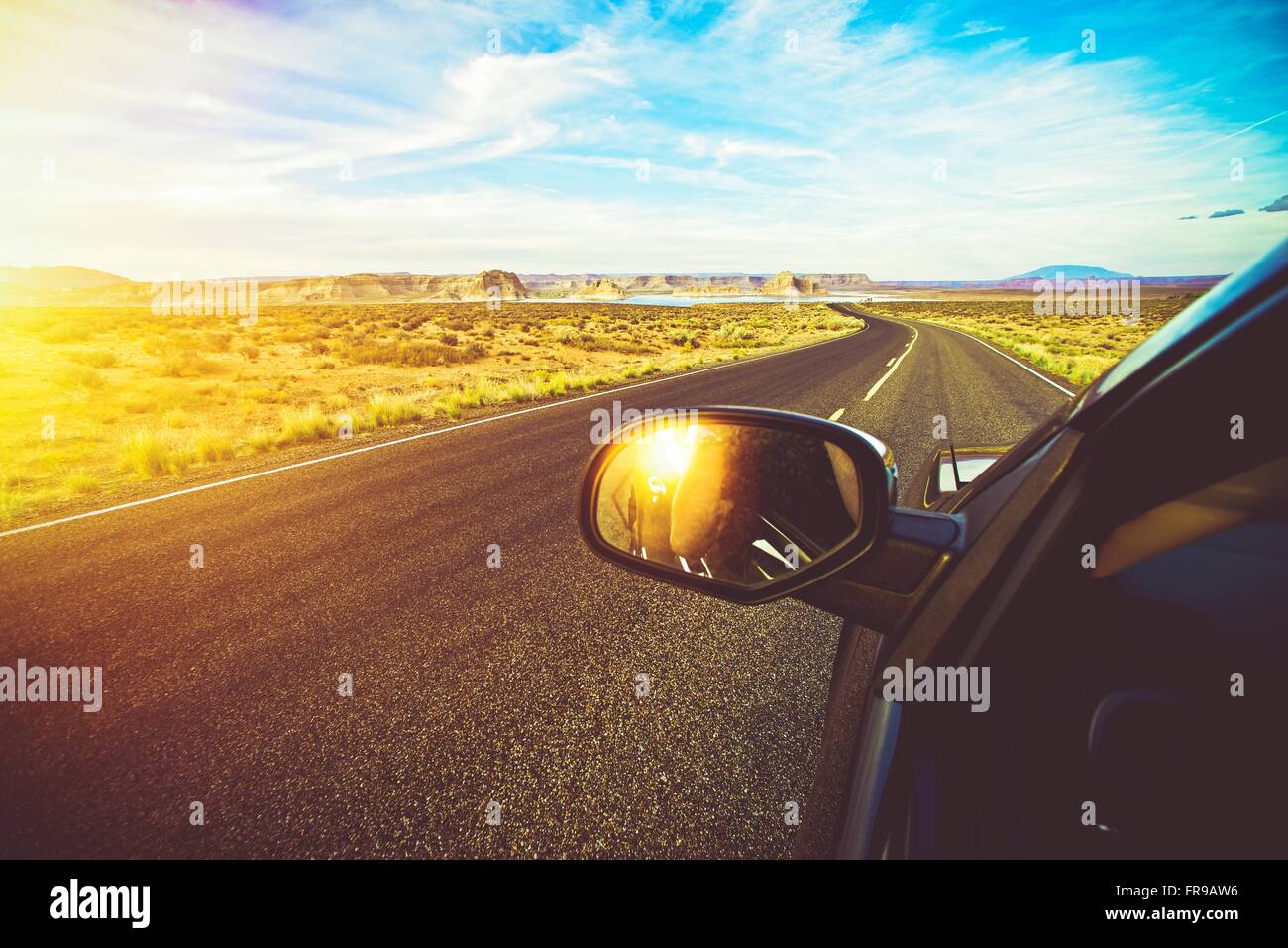 Arizona Scenic Drive. Fahren auf der Straße im malerischen Sommer Sonnenuntergang. Sommer-Trip. Stockfoto