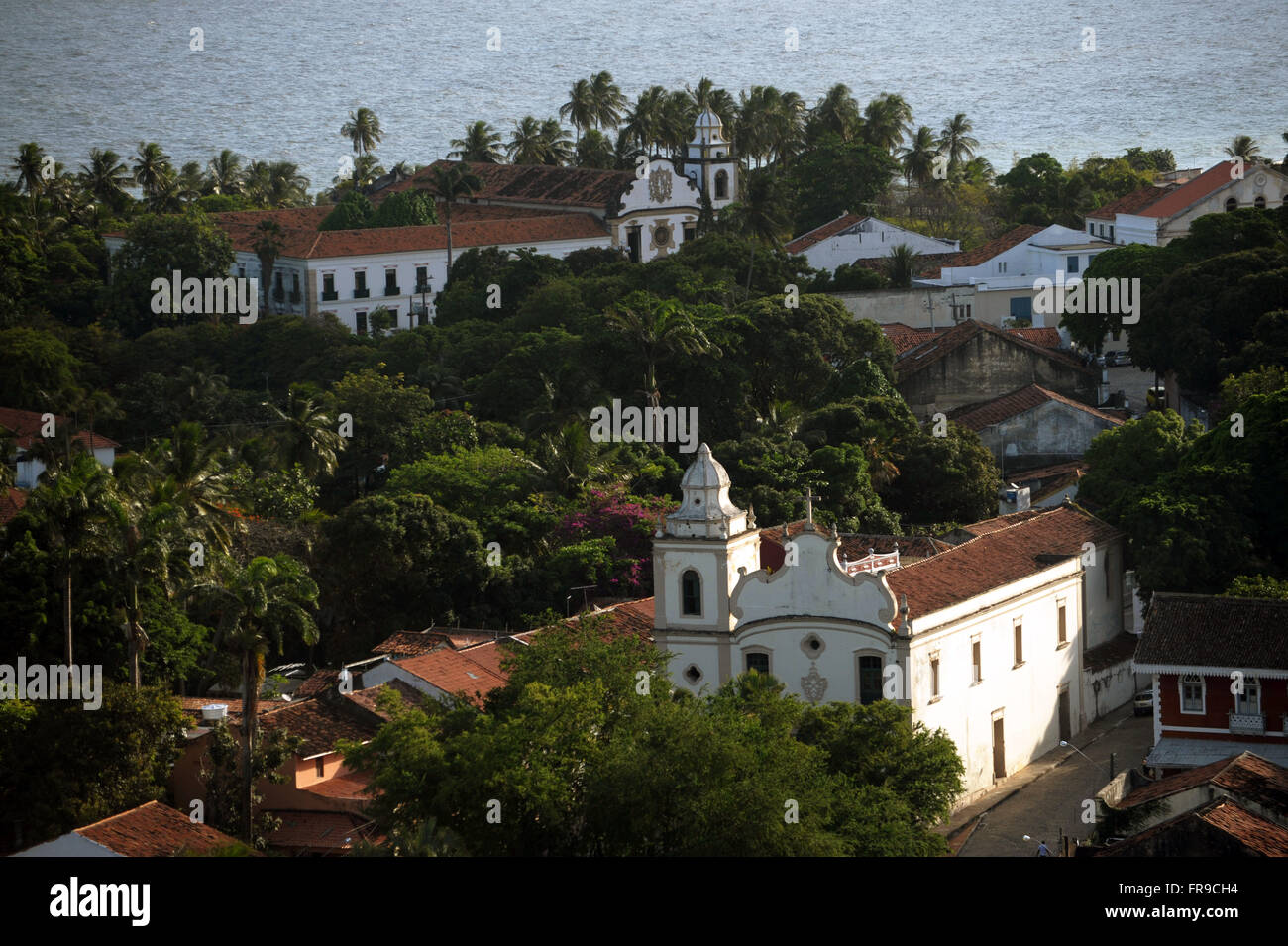 Church of St. Peter der Apostel im Vordergrund und das Kloster Sao Bento links Stockfoto