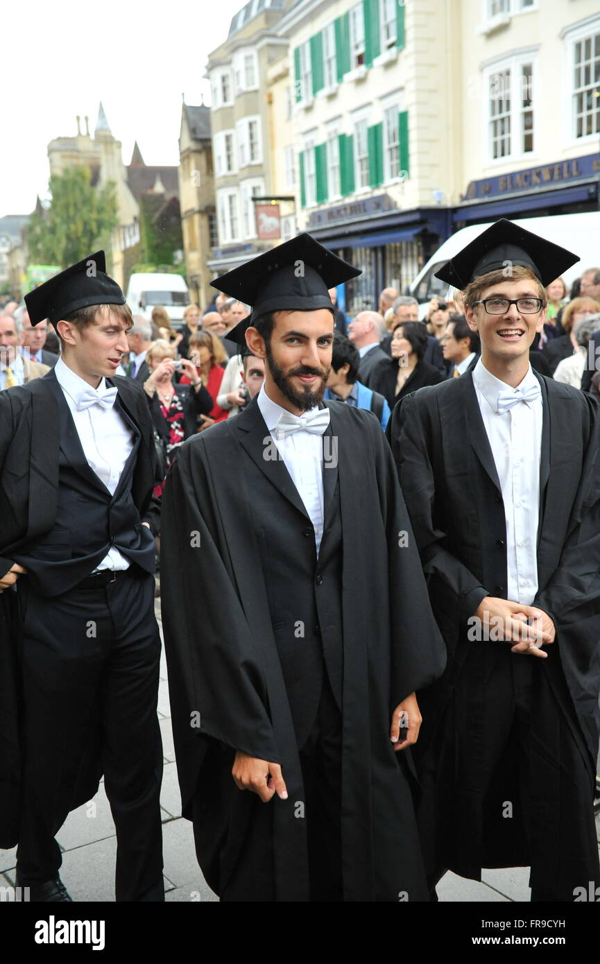 Oxford College-Studenten tragen traditionelle "Sub Fusc' Kleidung für ihren Abschluss im Sheldonian Theatre Stockfoto