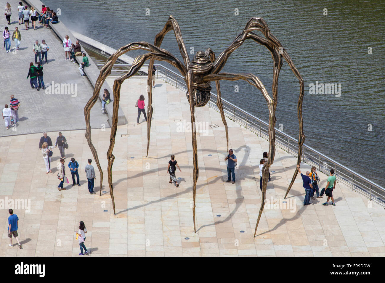 Spinne Skulptur, geschaffen von Louise Bourgeois im Jahr 1999, zwischen dem Guggenheimmuseum und Fluss Nervion, Bilbao, Spanien. Stockfoto