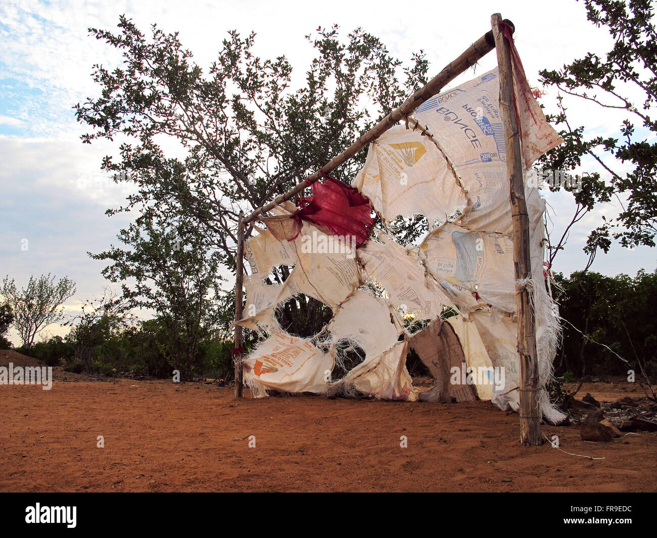 Netzwerk Sperre behelfsmäßige Fußballplatz auf dem Lande mit genähten Stoff Strohhalme Stockfoto
