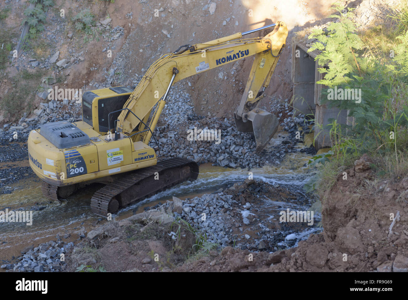 Escavadeira Hidraúlica Em Obra Pública de Canalização de Umm Córrego Na Região Porto Stockfoto