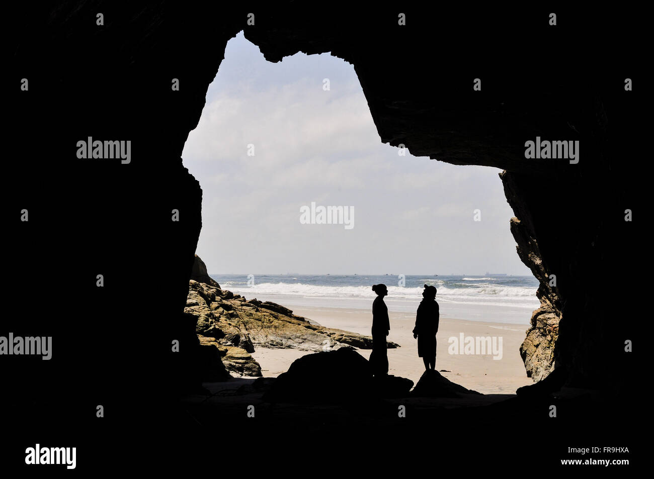 Touristen, gesehen von der Felsformation aus dem verwunschenen Strand in Ilha do Mel Stockfoto
