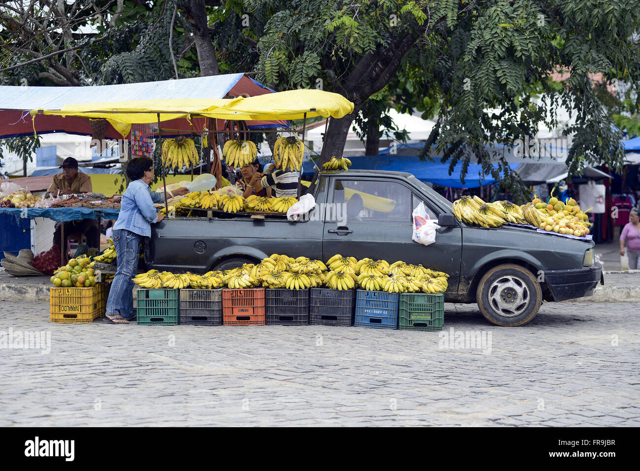 Gebrauchtwagen als Banking Bananen in Open-Air-Markt Stockfoto