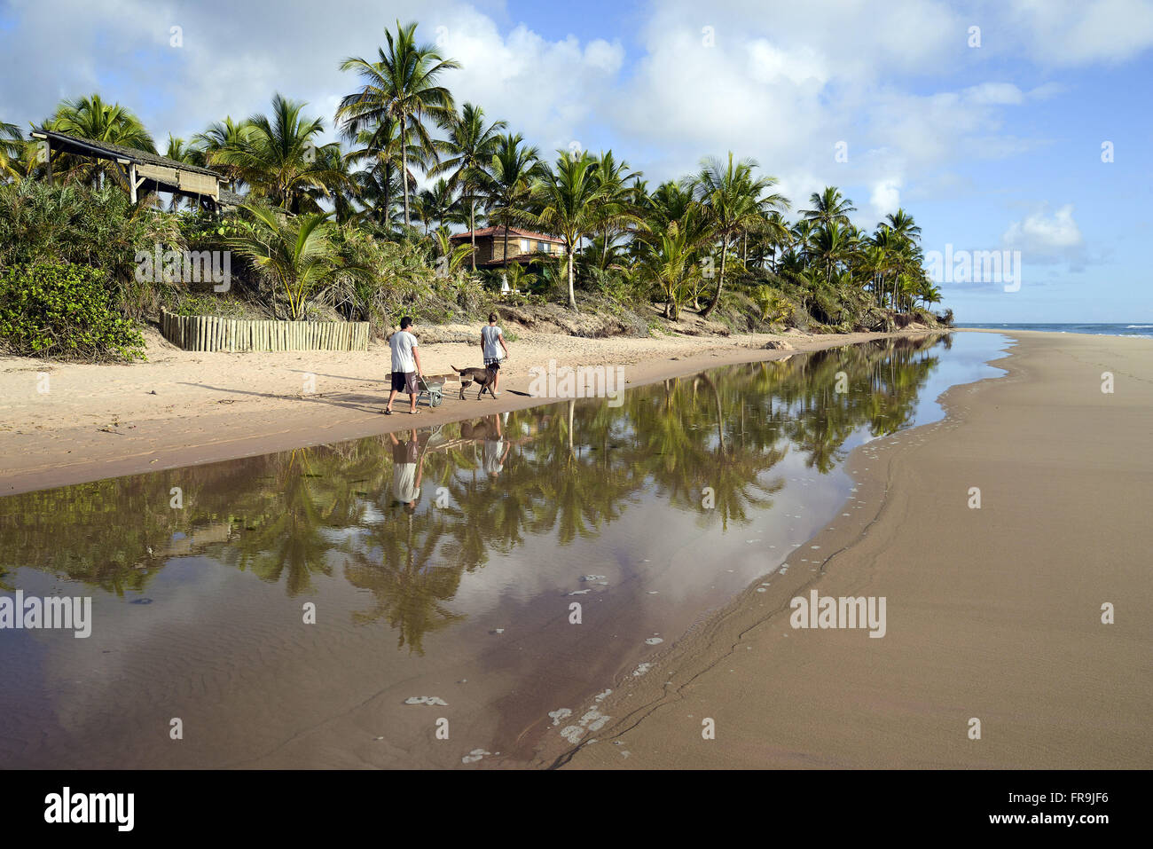 Menschen zu Fuß auf Algodoes Strand - Halbinsel Marau Stockfoto