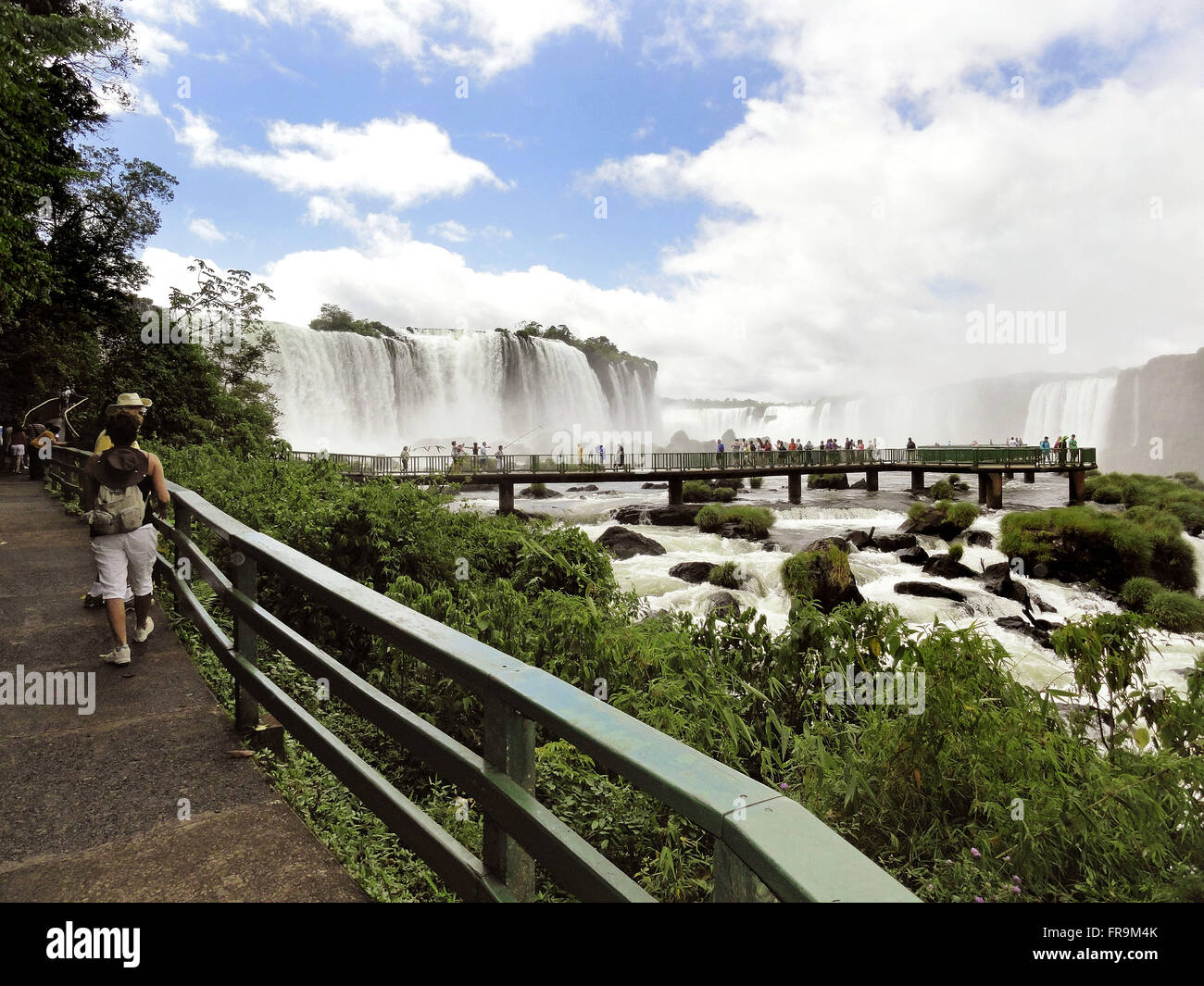Besucher schauen am Nationalpark Iguaçu Wasserfälle Iguacu Stockfoto