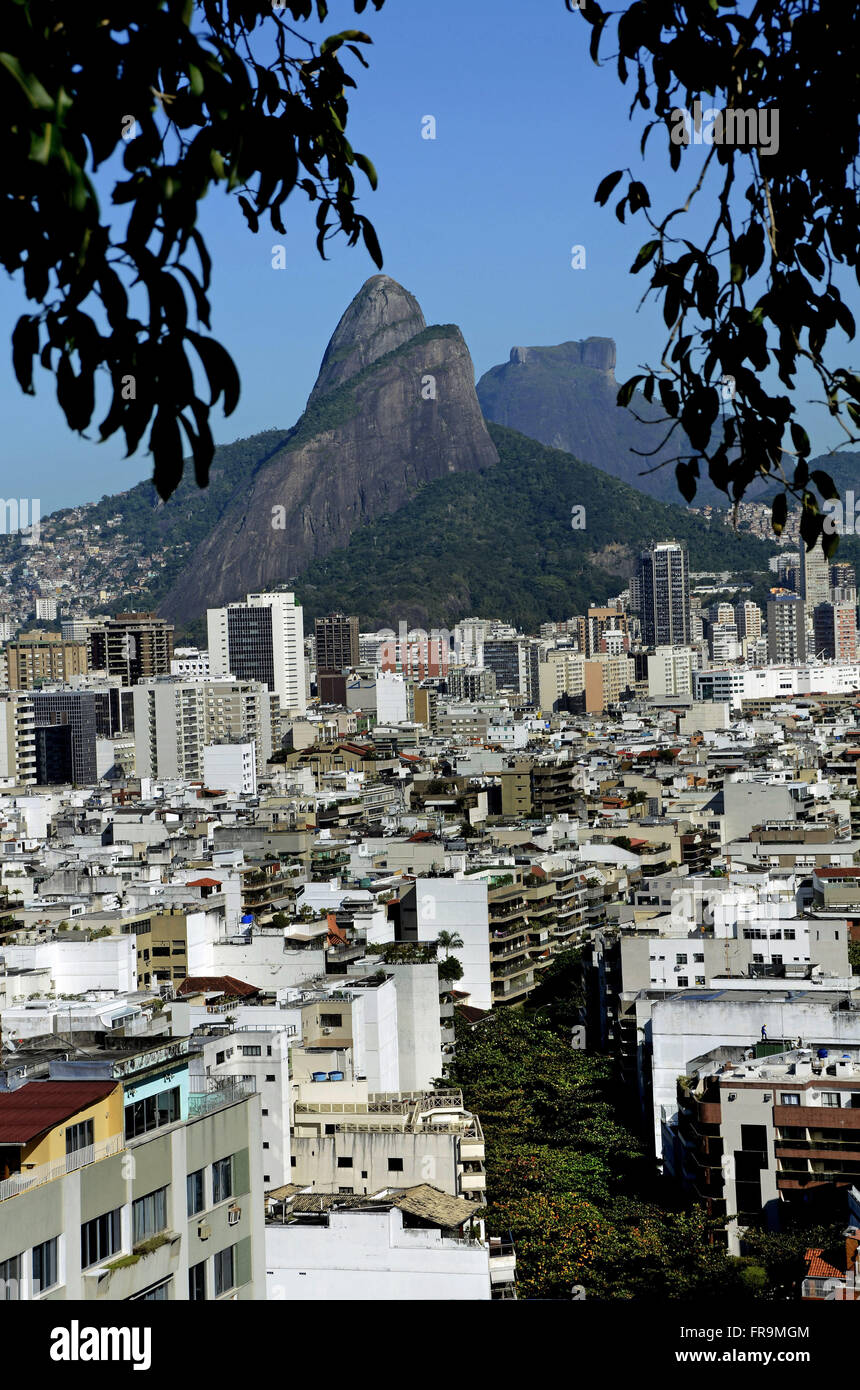 Teilansicht der Nachbarschaften von Ipanema und Leblon - Nebenkosten Hill Brothers, Zuckerhut und Stockfoto