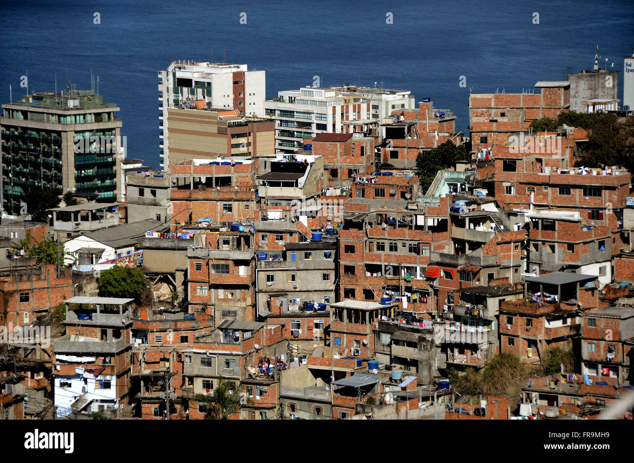 Soziale Kontrast - Favela Morro Cantagalo und den Aufbau von Ipanema Stockfoto