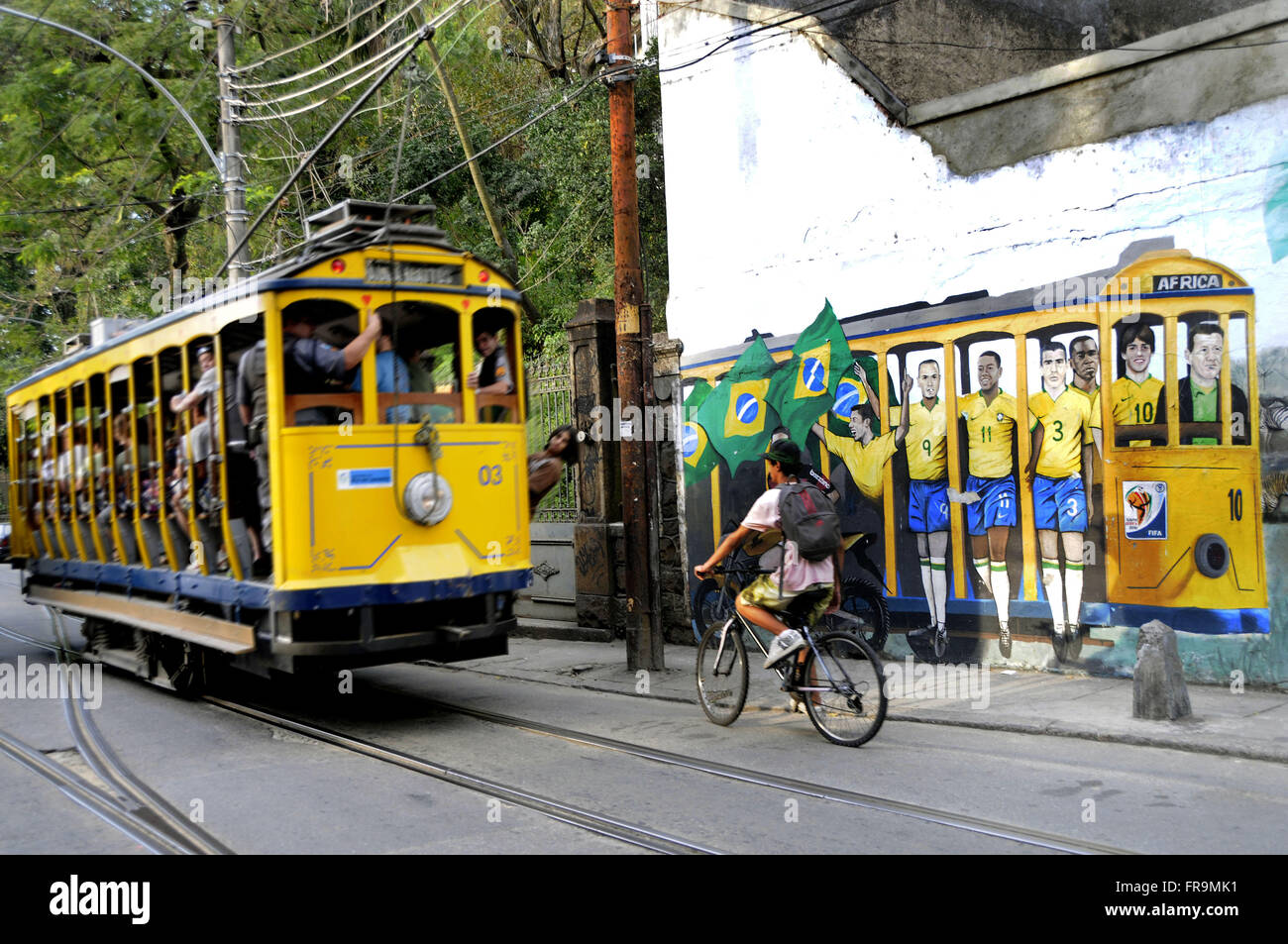 Bonde de Santa Teresa und Graffiti in Hommage an die brasilianische Fußball-Nationalmannschaft in der WM 2010 Stockfoto