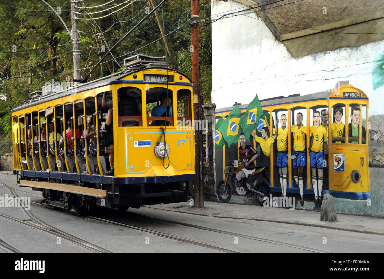 Bonde de Santa Teresa und Graffiti in Hommage an die brasilianische Fußball-Nationalmannschaft in der WM 2010 Stockfoto