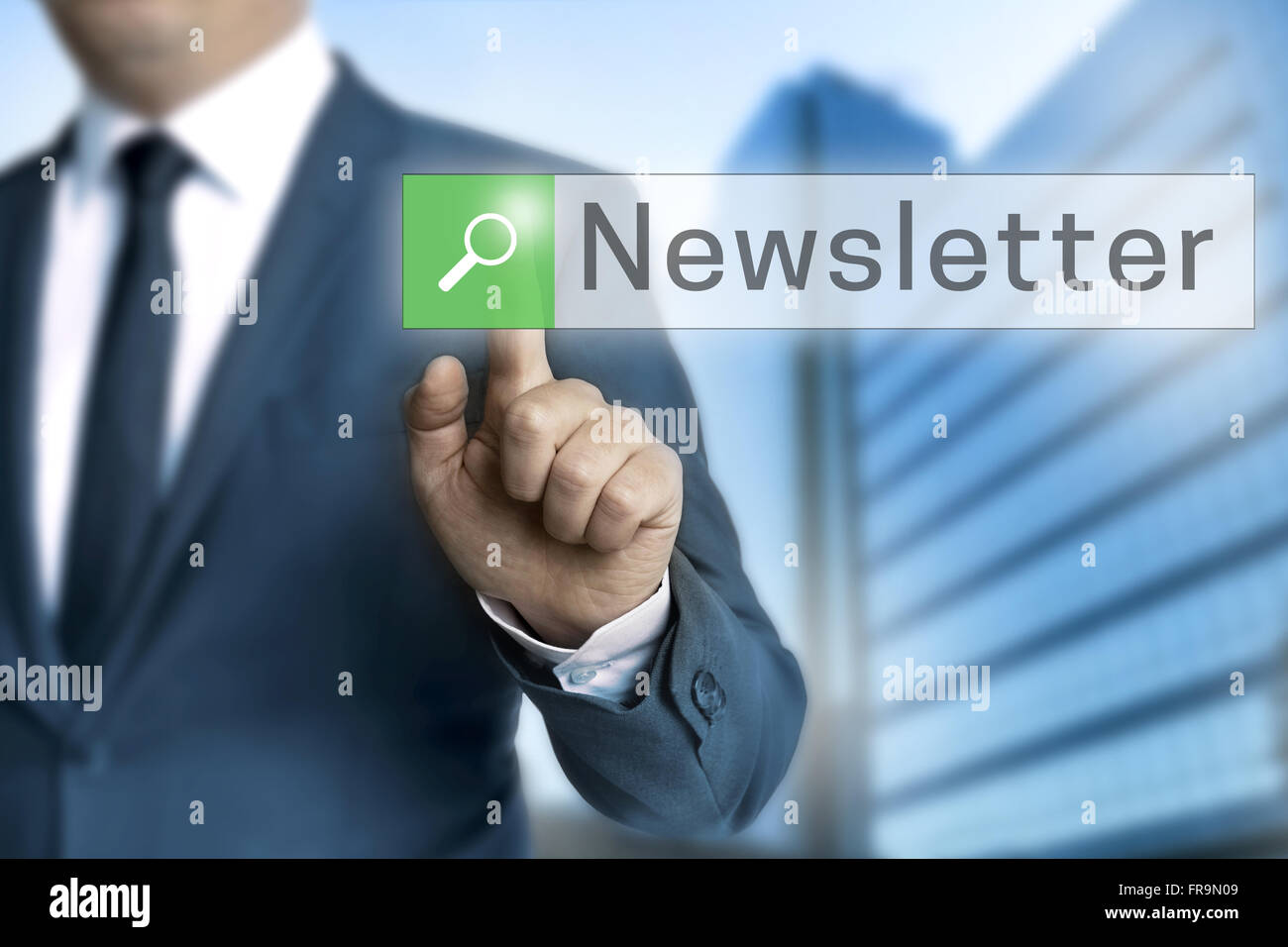 Newsletter-Browser wird von Geschäftsmann Hintergrund betrieben. Stockfoto