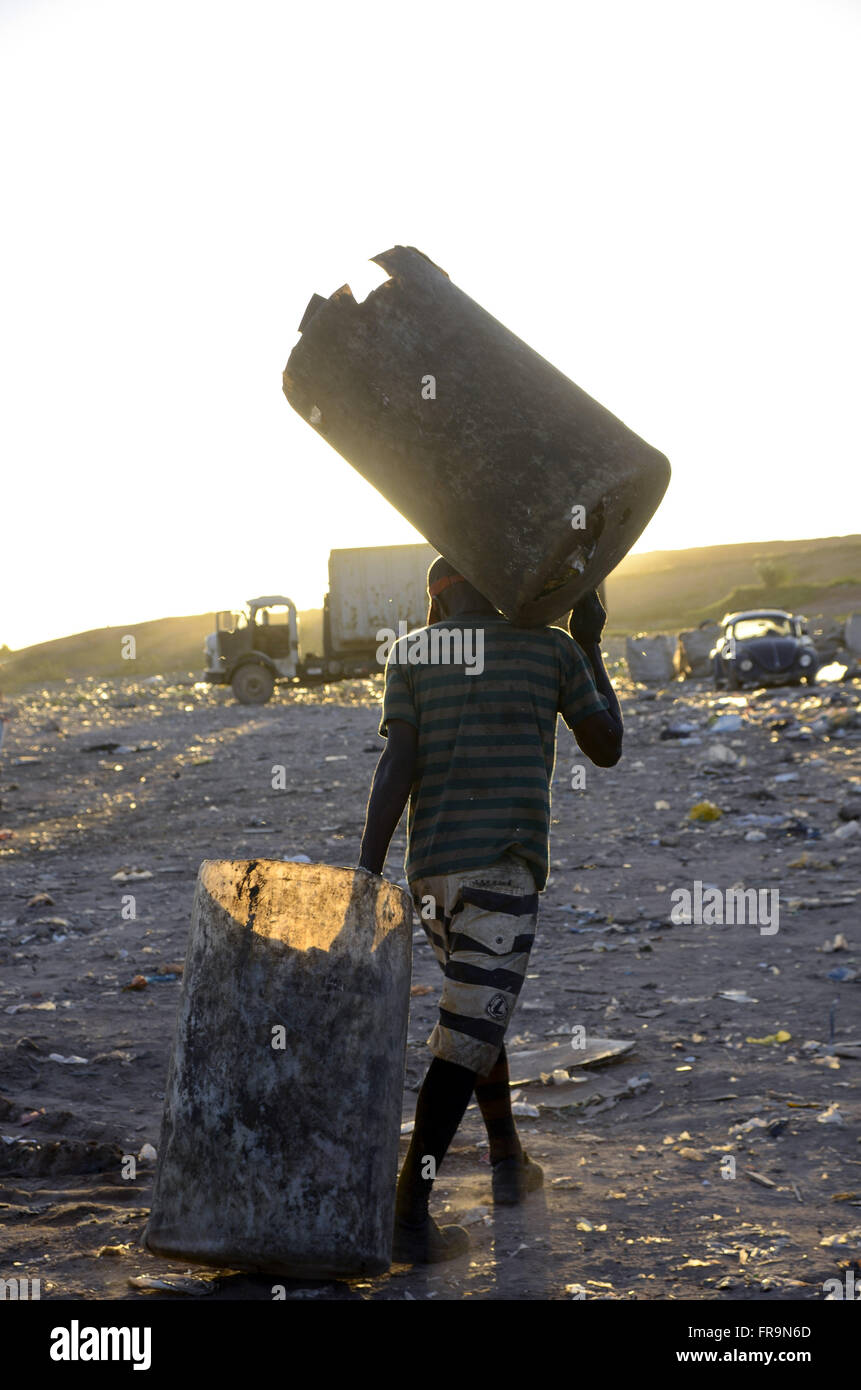 Catador laden Container mit wiederverwertbaren Müll gesammelt auf Sanitär Deponie Jardim Gramacho Stockfoto