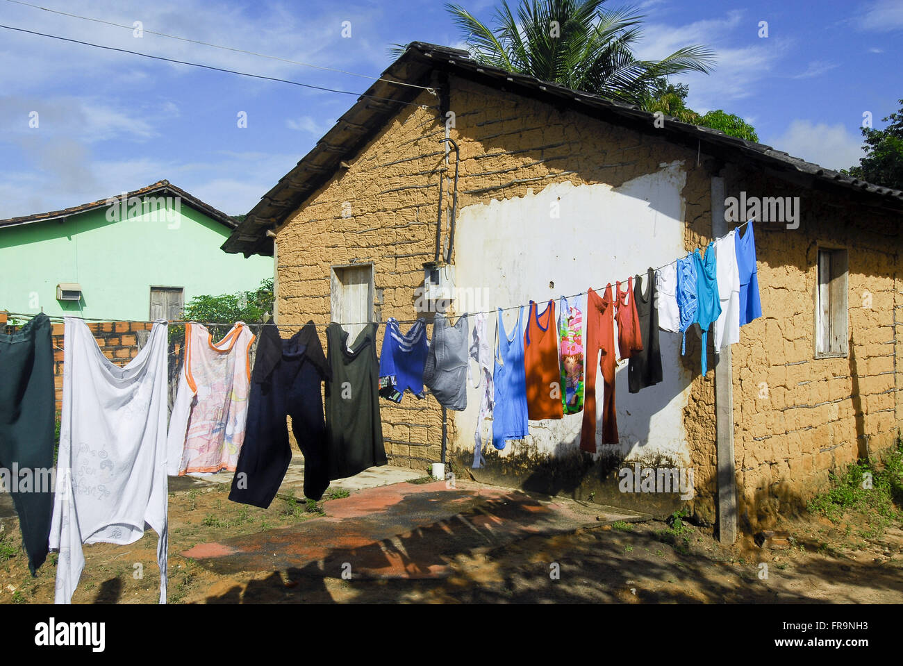 Wäscheleine mit Kleidung im Hinterhof des Hauses Flechtwerk und Lehm Stockfoto