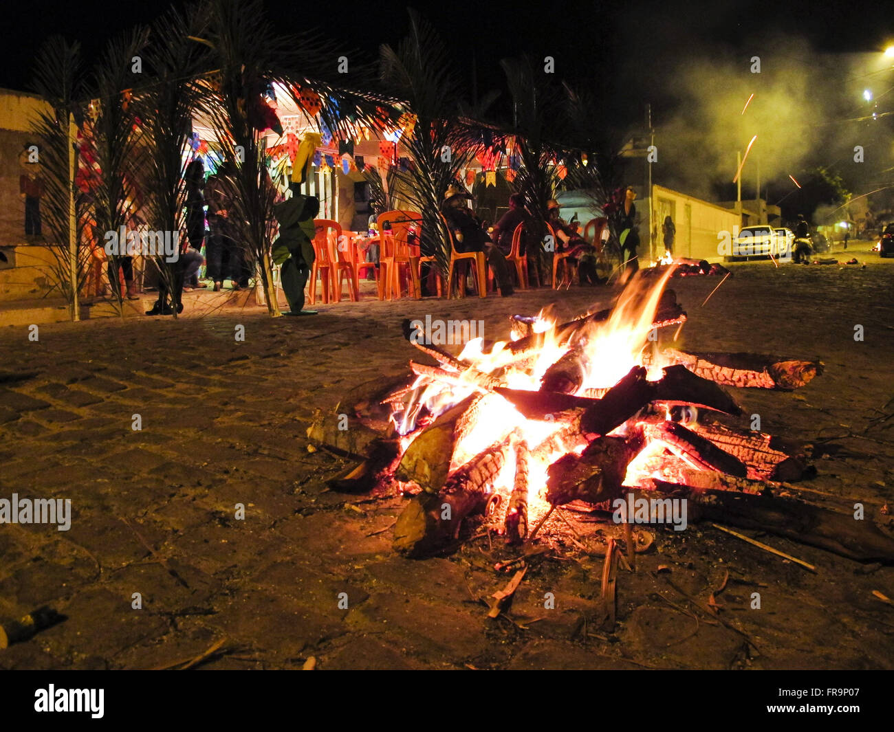 Feuer entzündet in Stadt Straße in der Nähe von einem Zelt Partei junina Stockfoto