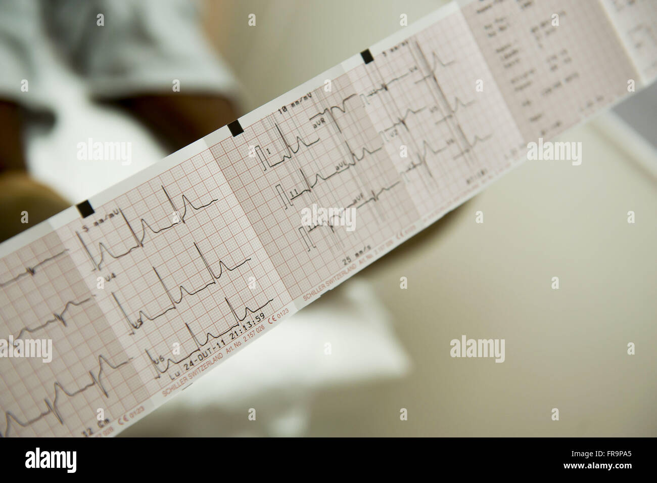 Elektrokardiogramm durch van notleidende Bevölkerungsgesundheit in den Complexo tun Alemao Stockfoto