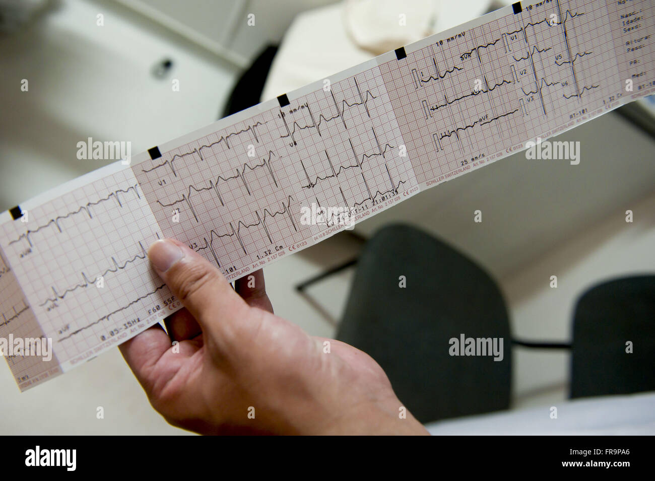 Elektrokardiogramm durch van notleidende Bevölkerungsgesundheit in den Complexo tun Alemao Stockfoto