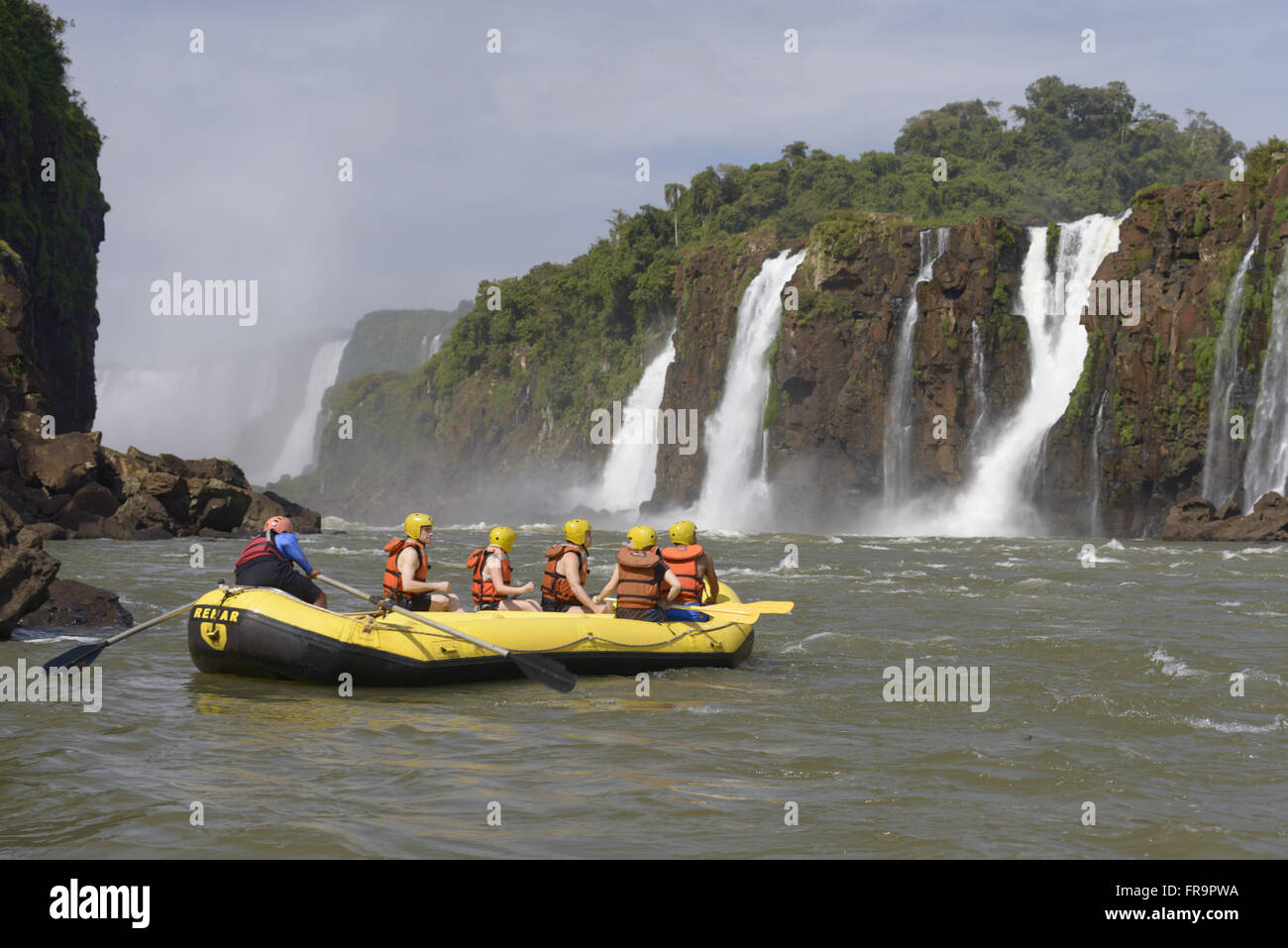 Turistas Fazem rafting keine Parque Nacional Iguaçu Stockfoto