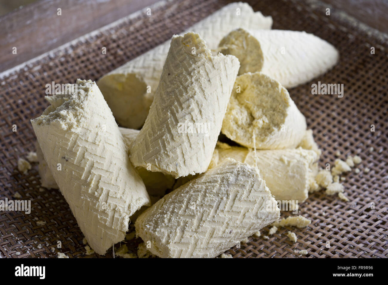 Handwerkliche Produktion von Maniok-Mehl - Dorf Camuta Stockfoto