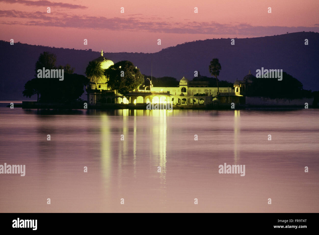 Jagmandir Palast bei Nacht, Pichola-See, Udaipur, Rajasthan, Indien Stockfoto