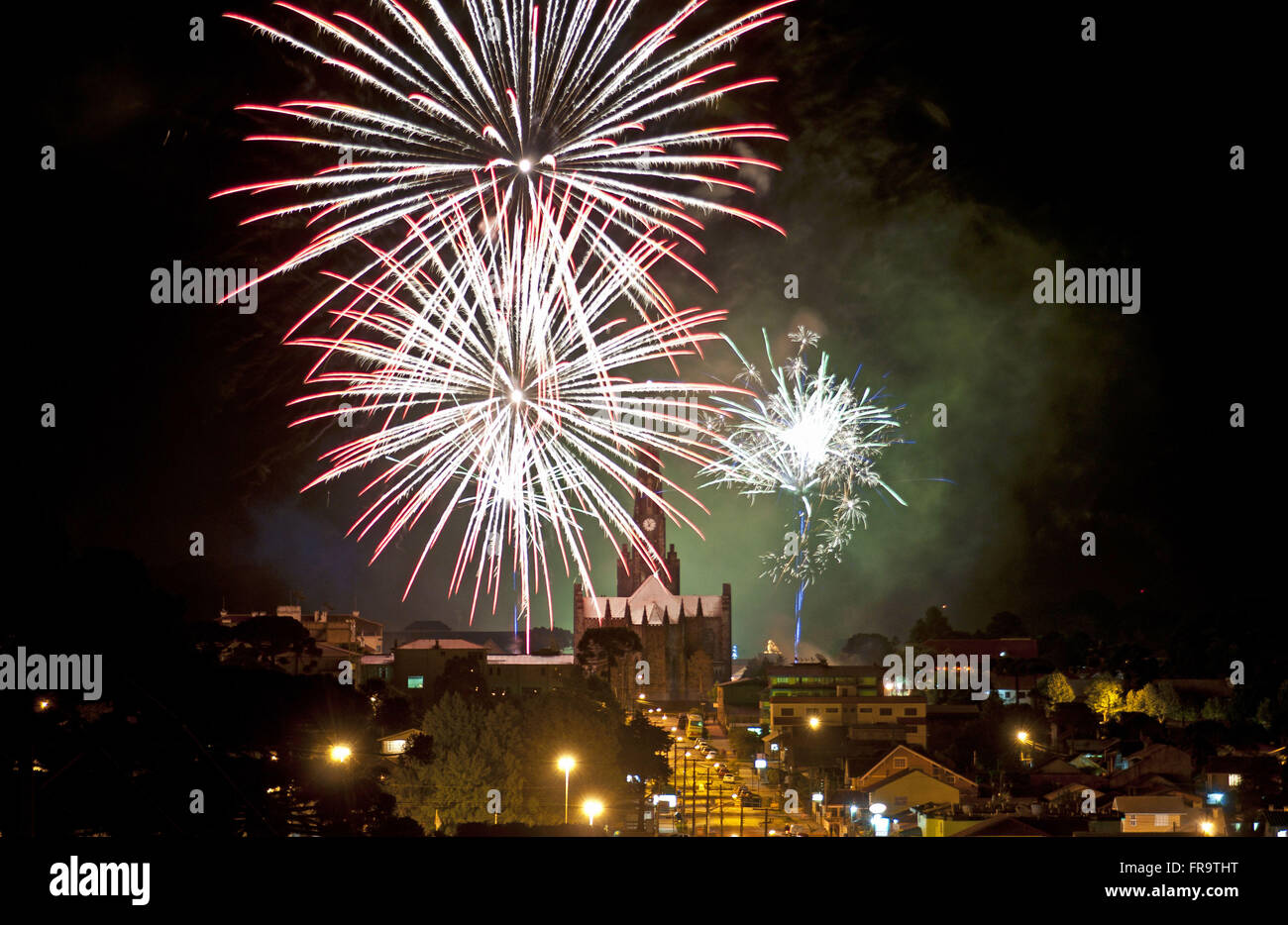 Feuerwerk in der Stadt von Zimt mit Kirche Our Lady of Lourdes im Hintergrund Stockfoto
