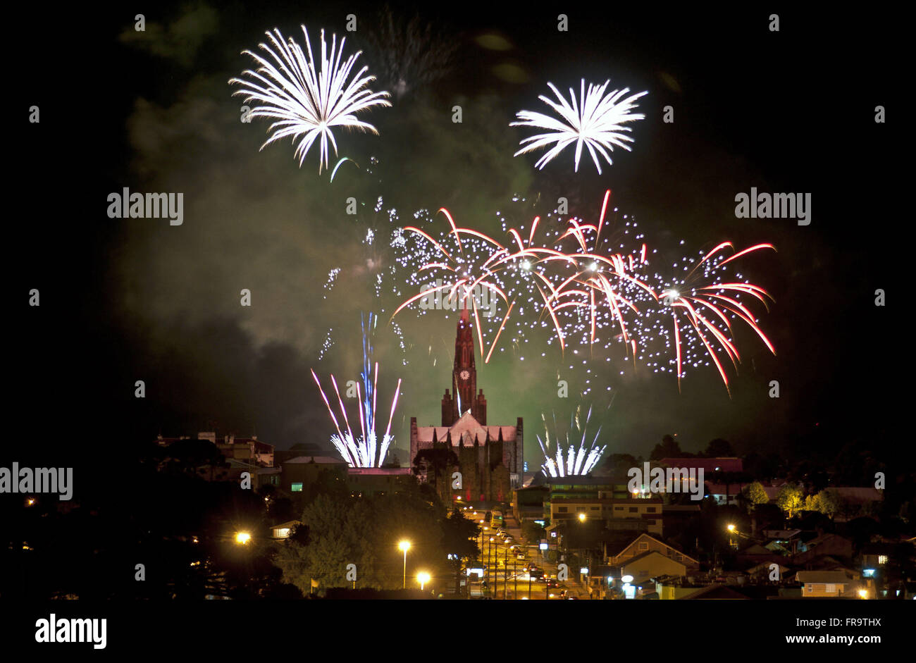 Feuerwerk in der Stadt von Zimt mit Kirche Our Lady of Lourdes im Hintergrund Stockfoto
