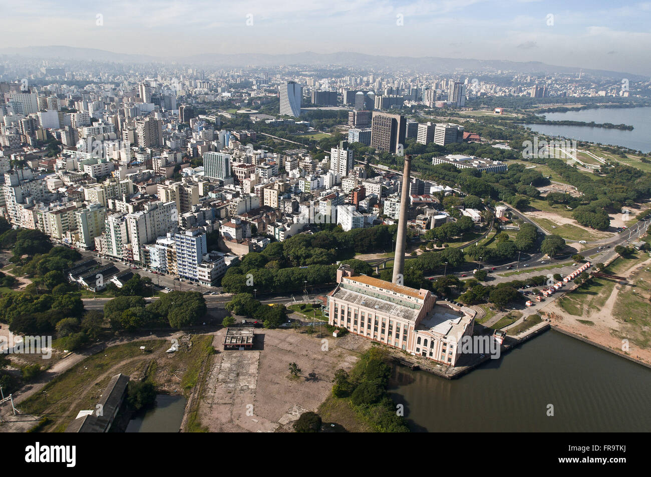 Luftaufnahme der Stadt und die Pflanze Gasometro Cultural Centre am Ufer des Rio Guaiba Stockfoto