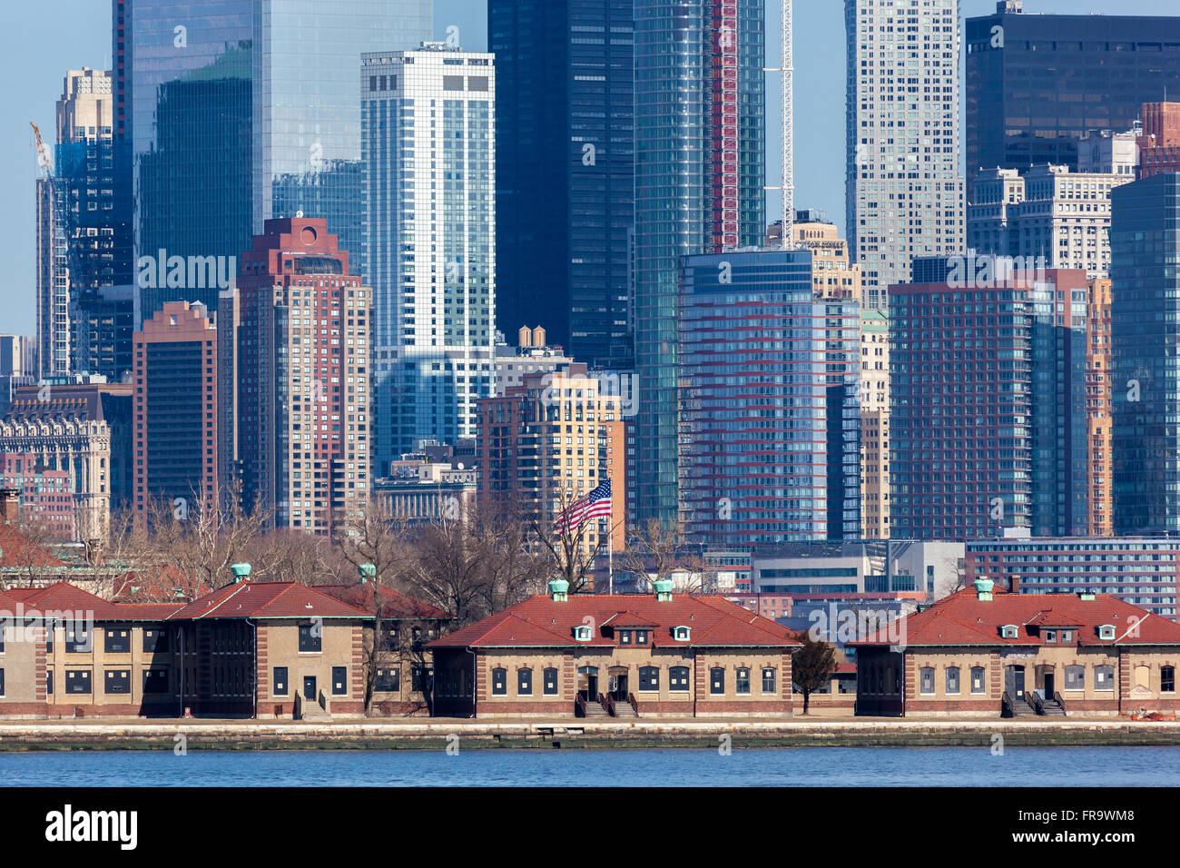 Eine Nahaufnahme von Lower Manhattan Financial District hinter Ellis Island gesehen. Foto aufgenommen am 6. März 2016. Stockfoto