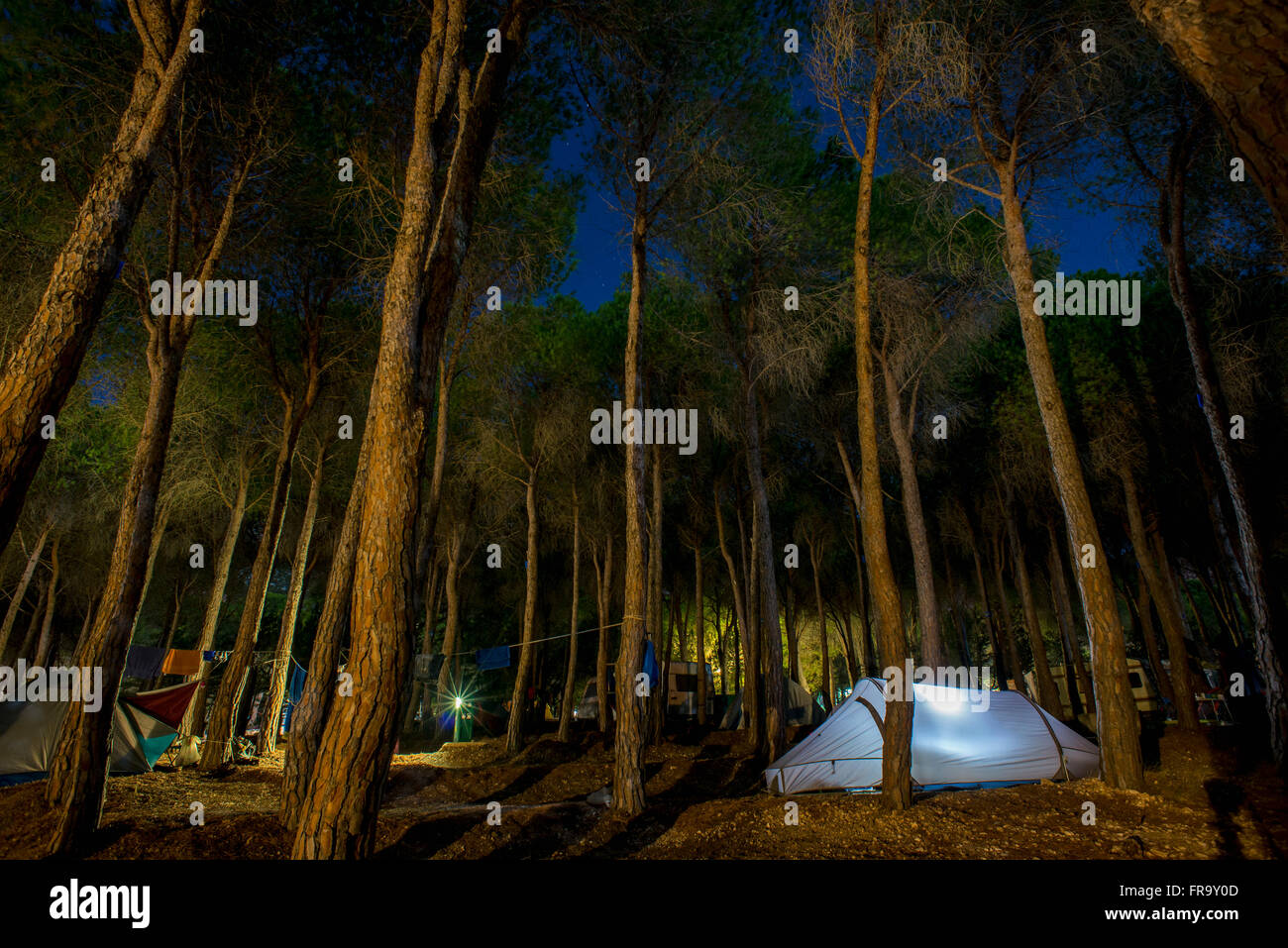 Ein Zelt auf einem Campingplatz bei Einbruch der Dunkelheit beleuchtet; Cala Gonone, Sardinien, Italien Stockfoto