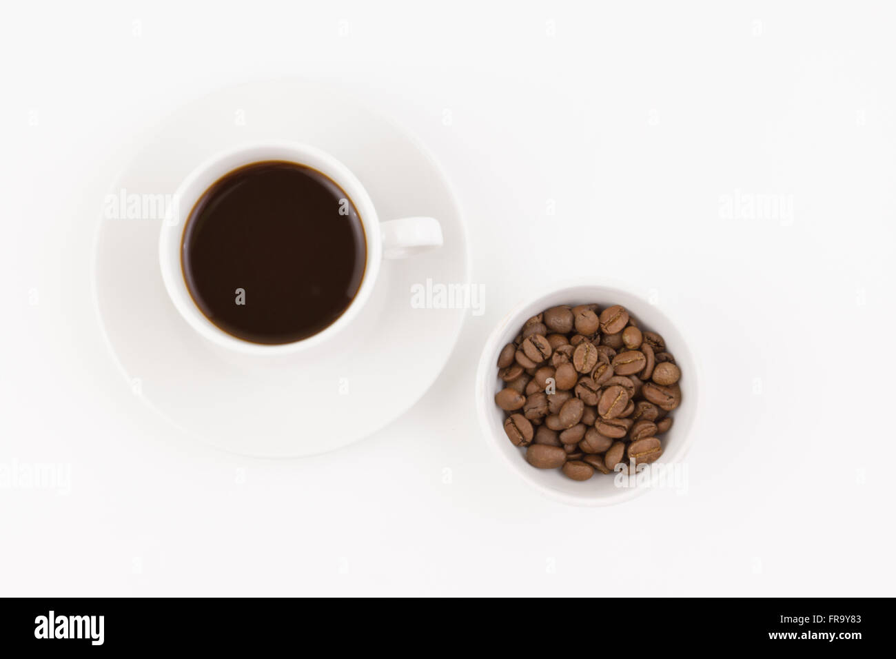 Reihe von Utensilien für die Zubereitung von Kaffee mit Kaffeebohnen sind verstreut Stockfoto