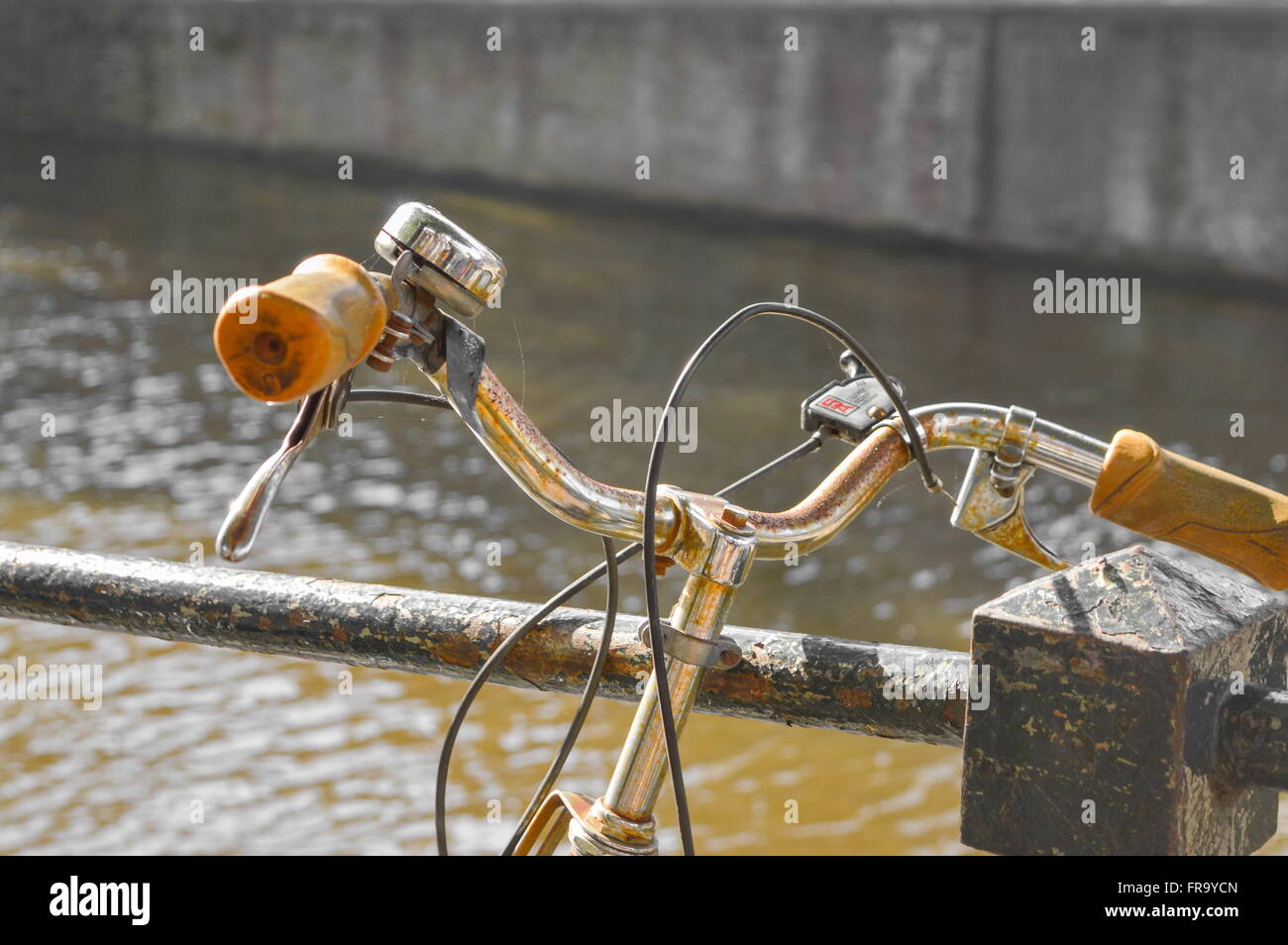 Fahrrad geparkt auf einer Brücke in Amsterdam, Niederlande Stockfoto