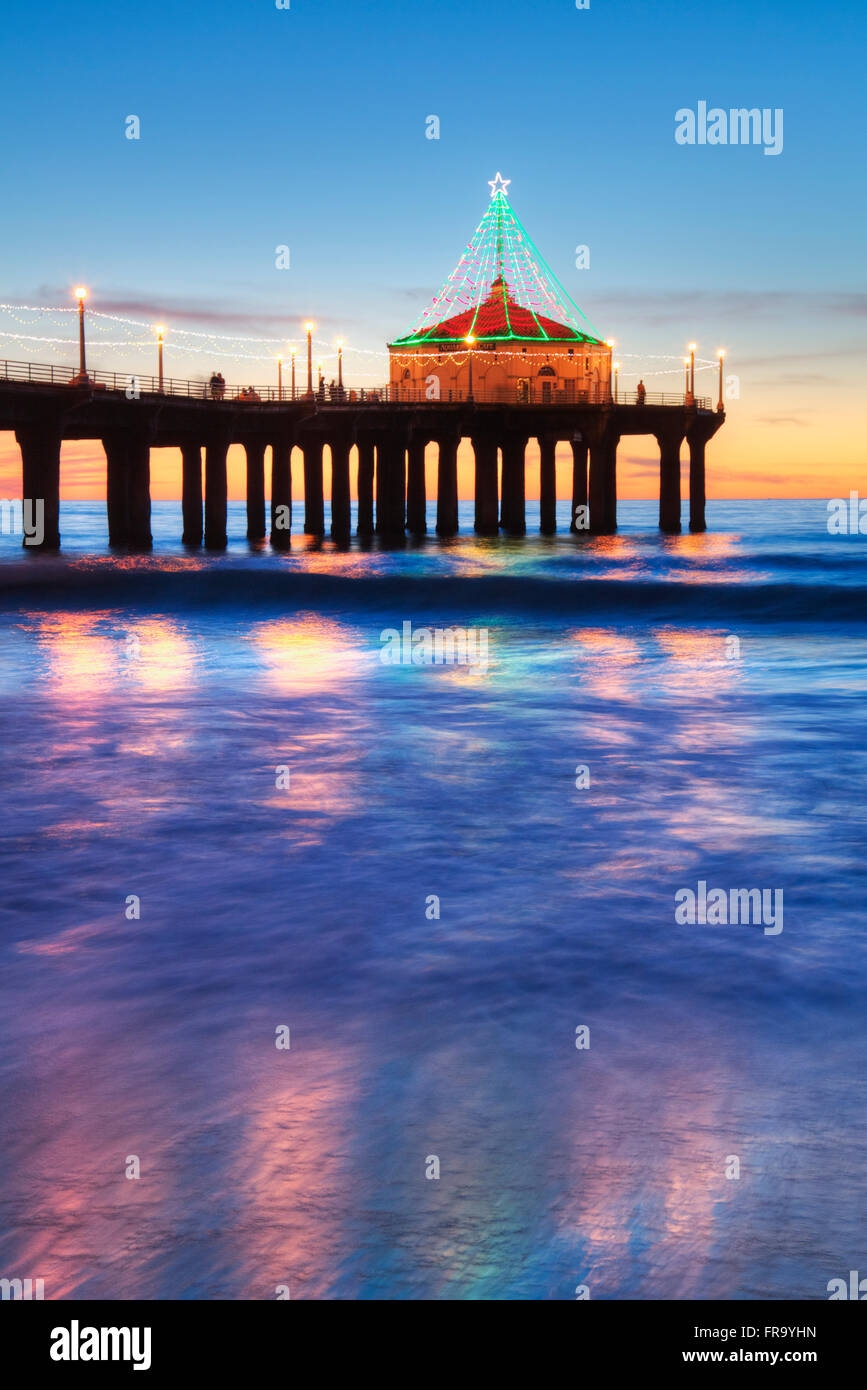 Manhattan Beach Pier bei Sonnenuntergang, abgeschlossen im Jahre 1920, Roundhouse Marine Studies Lab und Aquarium (achteckiges Gebäude, Ende des Stegs) Stockfoto