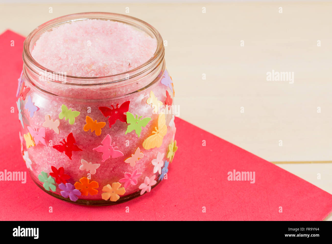 Glas mit bunten Schmetterling Sticker Bade-Salz gefüllt Stockfoto