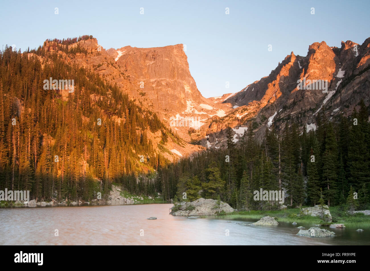 Morgenlicht auf Hallett Peak bei Nymphe See im Rocky Mountain National Park; Colorado, Vereinigte Staaten von Amerika Stockfoto