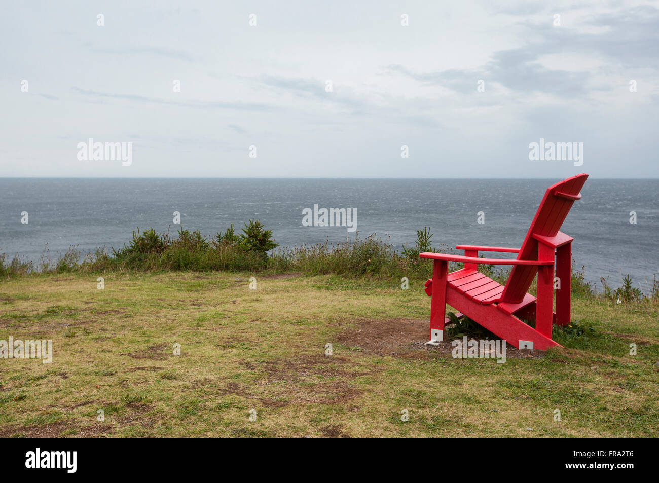 roten Muskoka Stuhl mit Blick auf Atlantik in Nova Scotia Kanada Stockfoto