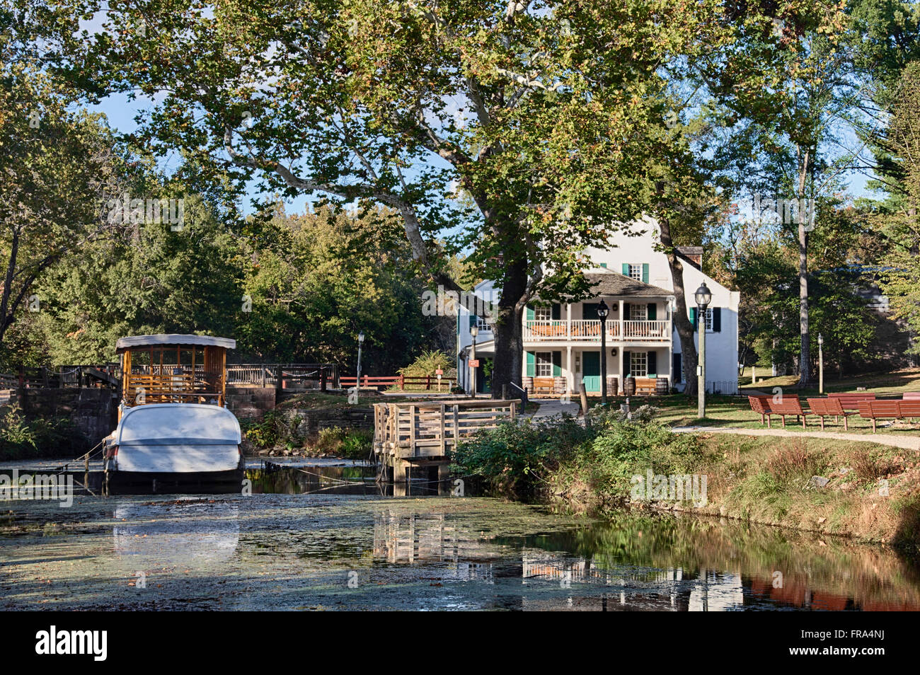 Great Falls Tavern Visitor Center in der Stadt in der Nähe des Nationalparks „The Great Falls Tavern“ in den Nationalparks „The Ohio Canal National Historical Park“, ursprünglich Ein Schleuse-Tender-Haus, wurde 1832 erweitert ... Stockfoto