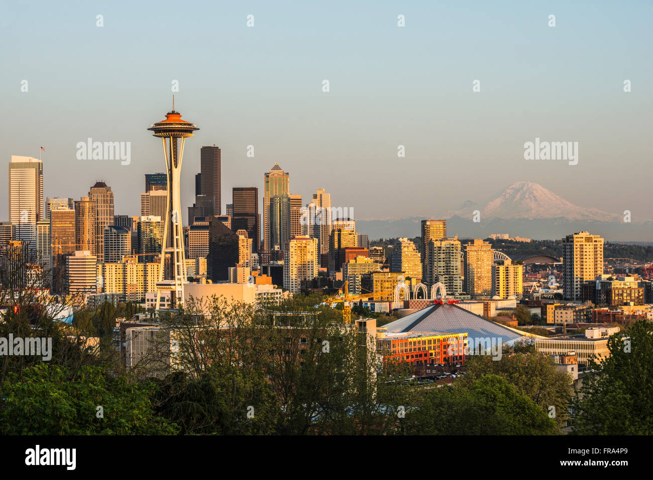 Downtown Seattle im Abendlicht mit Mount Rainier im Hintergrund; Seattle, Washington, Vereinigte Staaten von Amerika Stockfoto