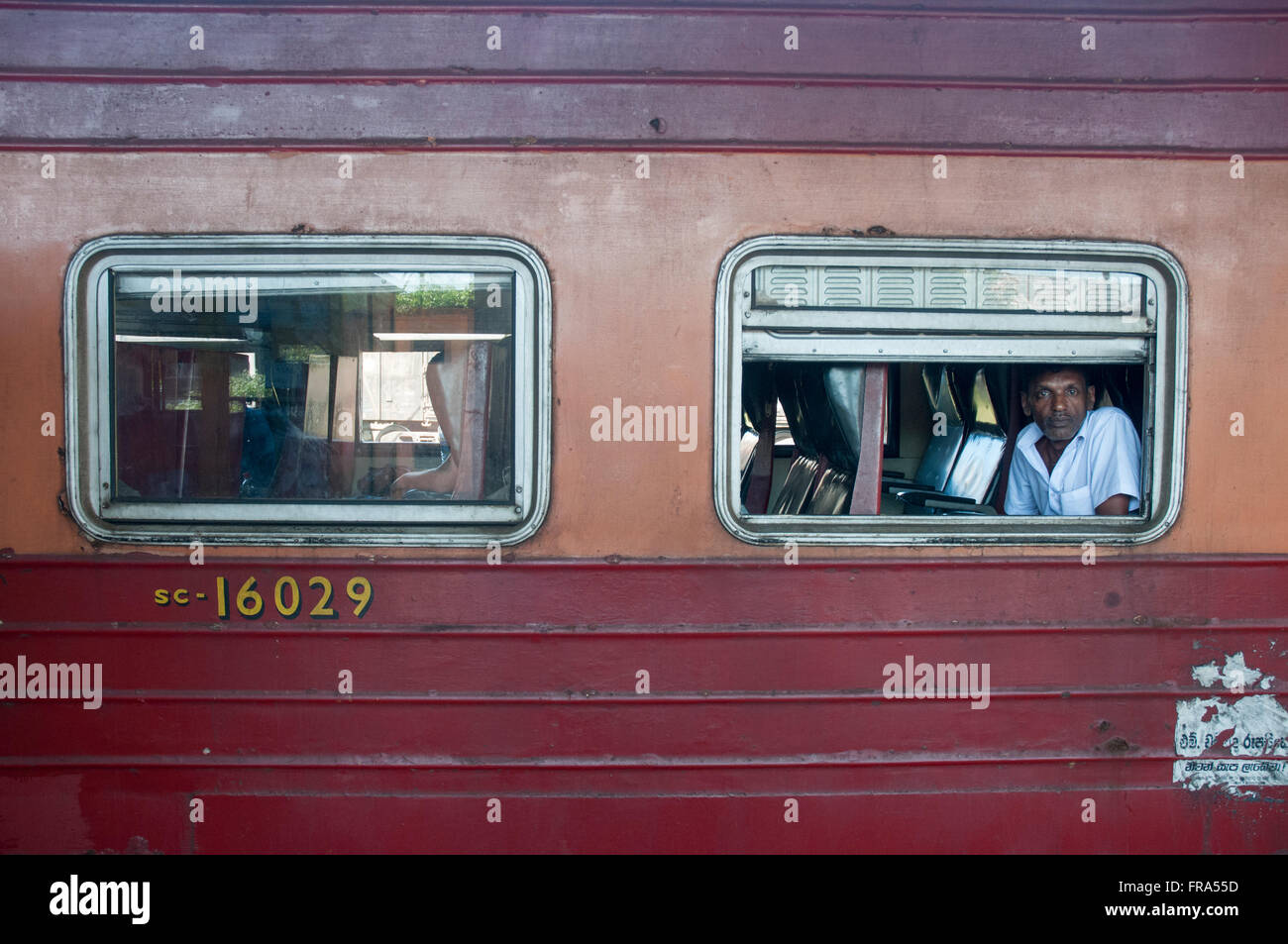 Zug-Passagiere warten auf Abfahrt von Galle, Sri Lanka Stockfoto