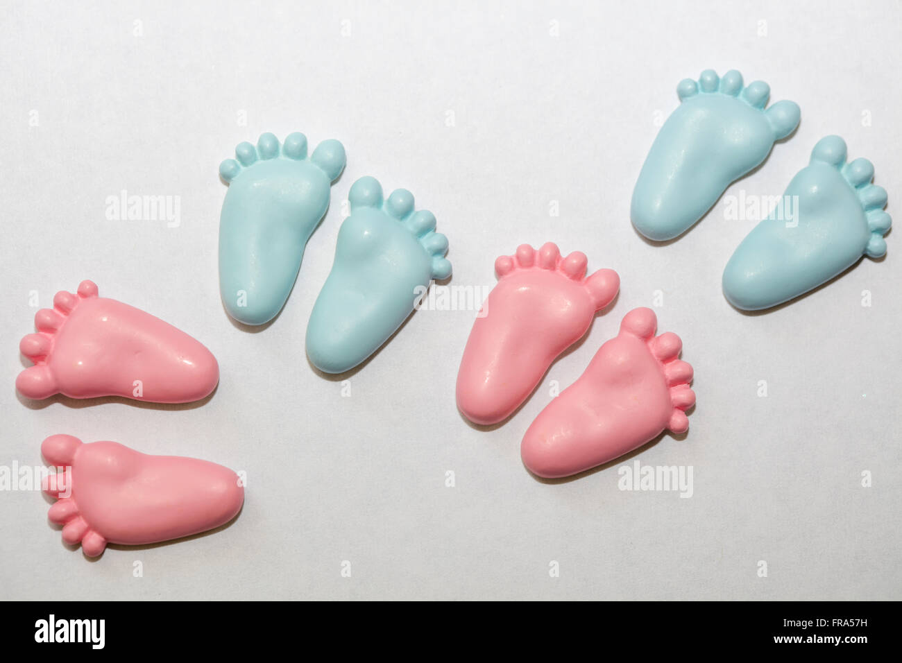 Kleine Rosa Und Blau Baby Fusse Dekorationen Stockfotografie Alamy