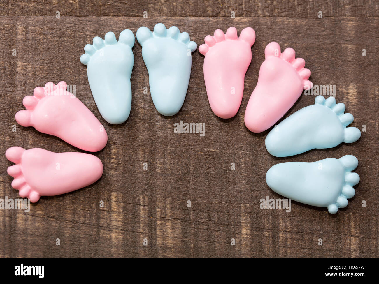 Kleine Rosa Und Blau Baby Fusse Dekorationen Stockfotografie Alamy