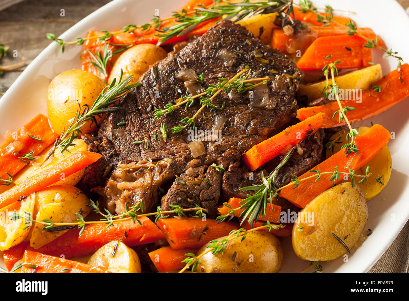 Hausgemachte langsame Herd Schmorbraten mit Möhren und Kartoffeln Stockfoto