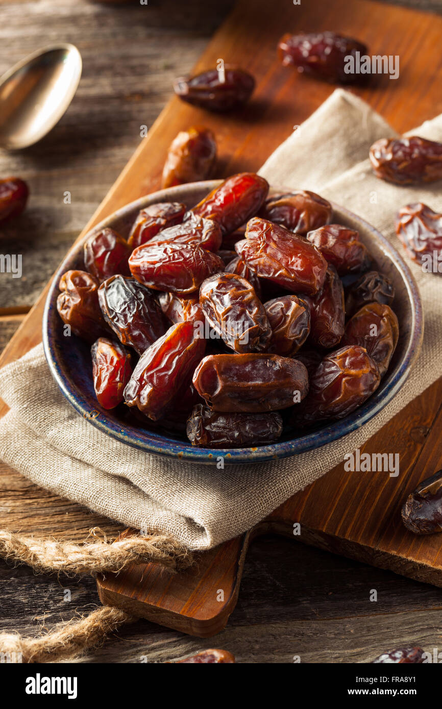 Rohe organische Medjool Termine verzehrfertige Stockfoto